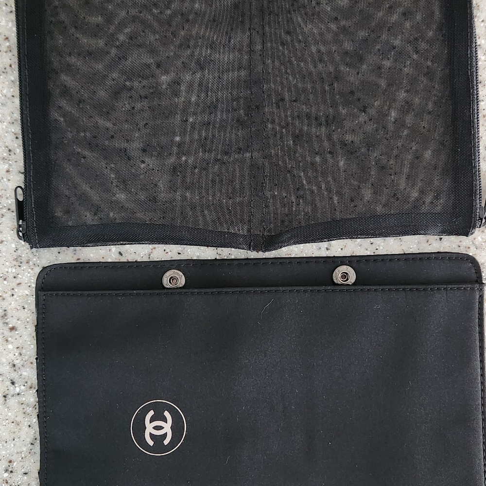 CHANEL Makeup Bag - Picture 7 of 10